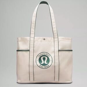 Lululemon Daily Multi-Pocket Canvas Tote Bag 20L
Logo